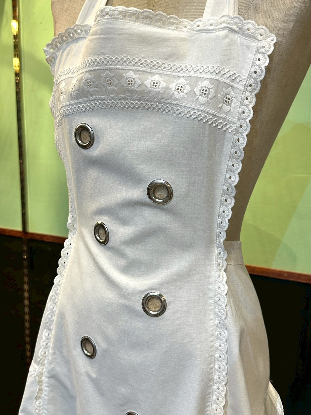 SAUCE MADE EYELET APRON WHITE
