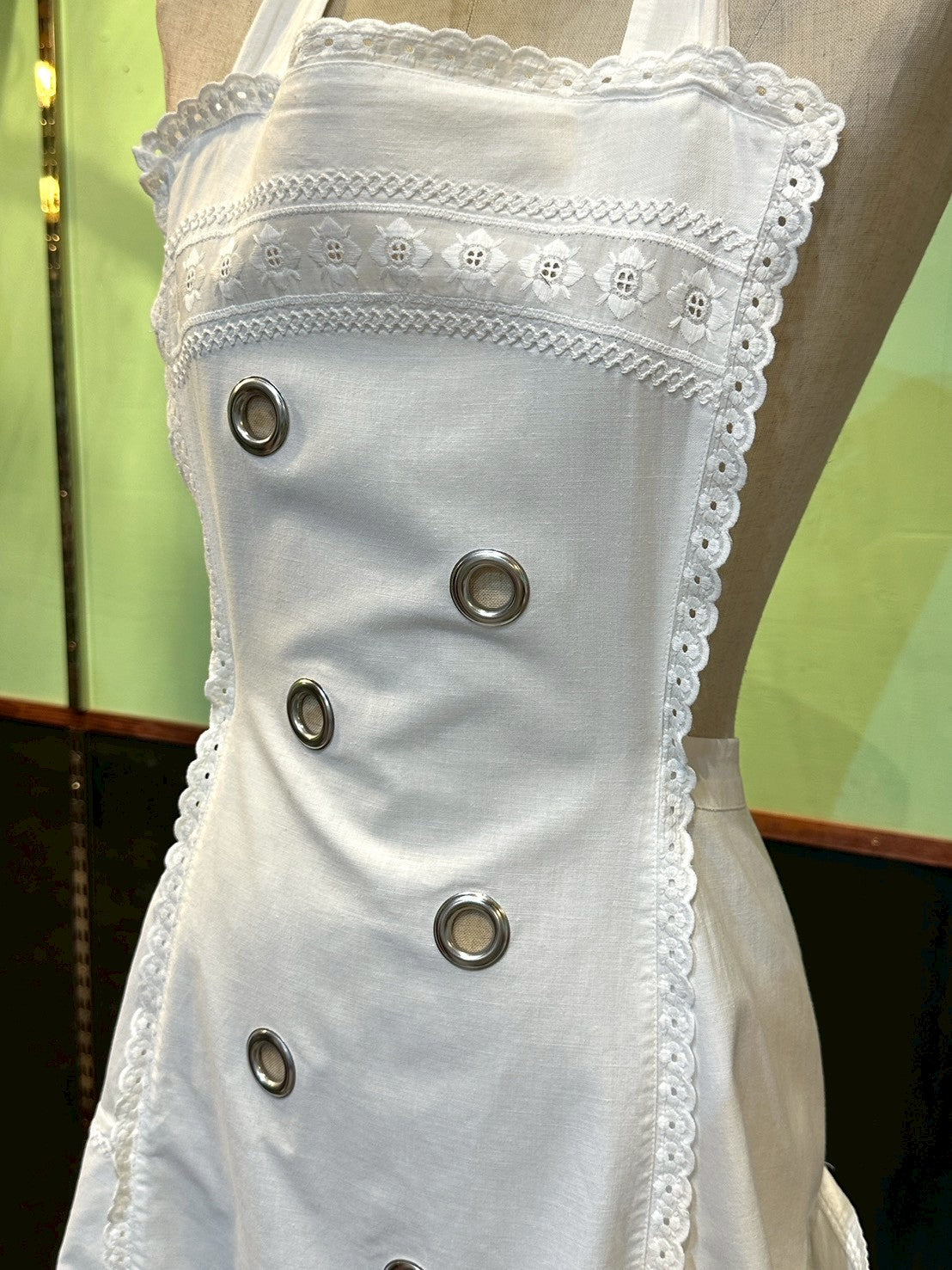 SAUCE MADE EYELET APRON WHITE