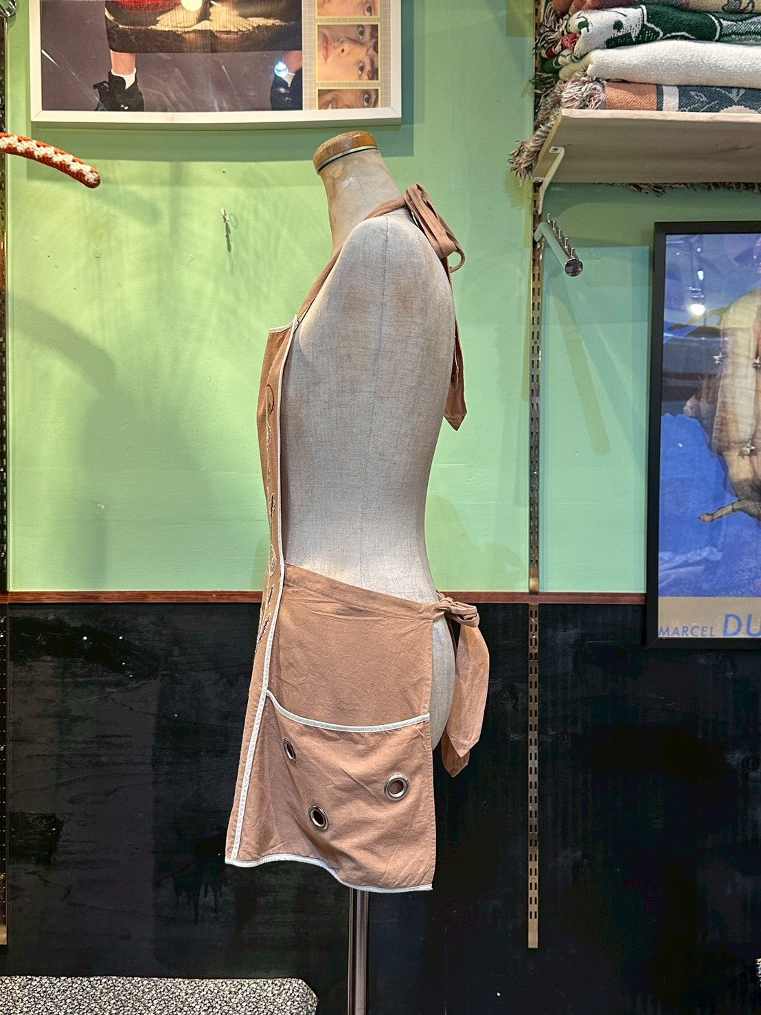 SAUCE MADE EYELET APRON BROWN