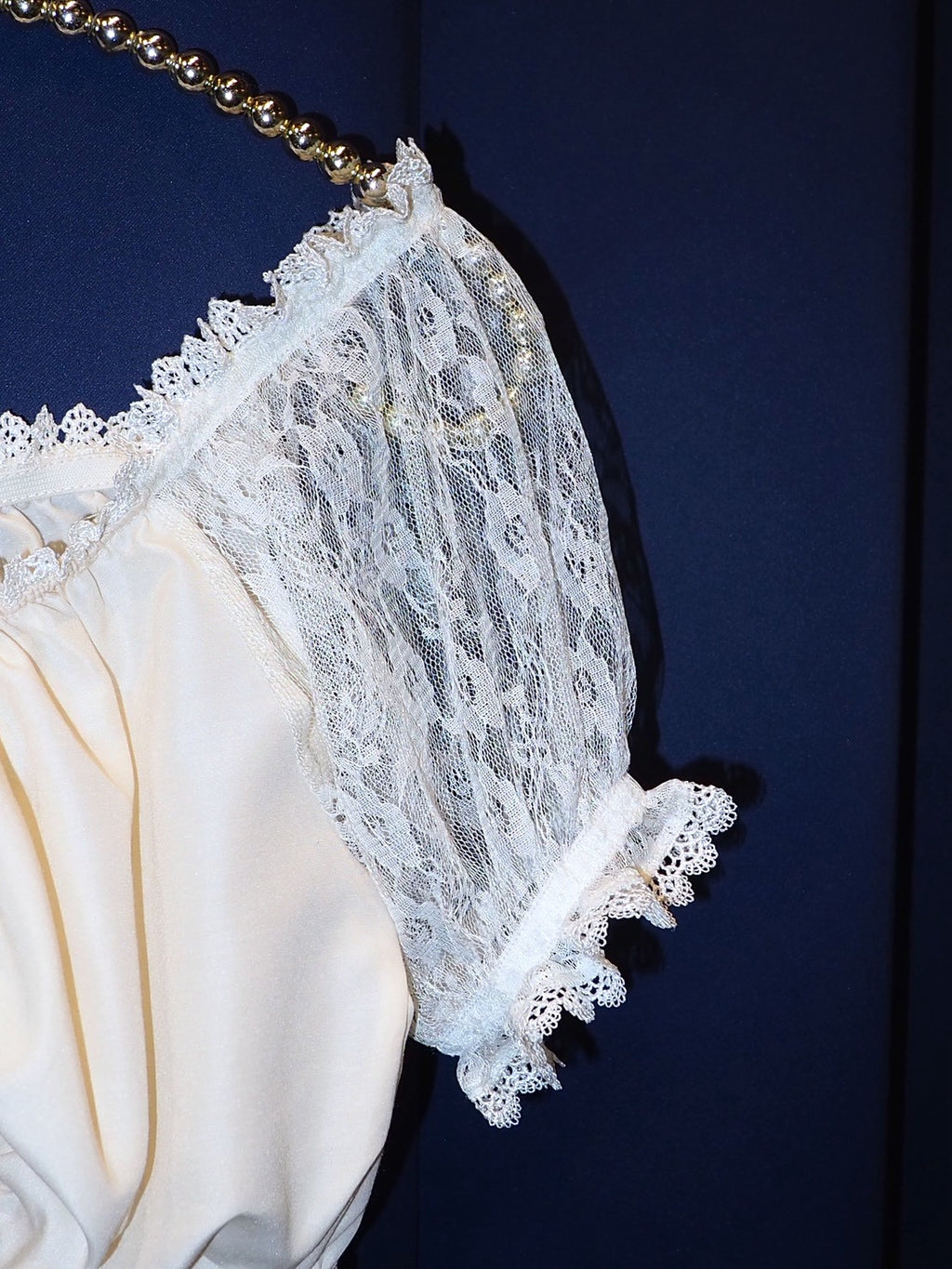 lace short Tyrol blouse